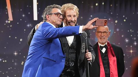 Hans Sigl (li.) beruhigte Thomas Gottschalk bei seiner Romy-Dankesrede mit einem Selfie. Hans Sigl (li.) beruhigte Thomas Gottschalk bei seiner Romy-Dankesrede mit einem Selfie.