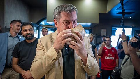 Die Weltlage sei ernst geworden - das will Bayerns Ministerpräsident Markus Söder (CSU) künftig auch bei seinen Social-Media-Auftritten berücksichtigen - und nicht mehr ganz so viele Döner-Fotos posten (Archivbild). Die Weltlage sei ernst geworden - das will Bayerns Ministerpräsident Markus Söder (CSU) künftig auch bei seinen Social-Media-Auftritten berücksichtigen - und nicht mehr ganz so viele Döner-Fotos posten (Archivbild).
