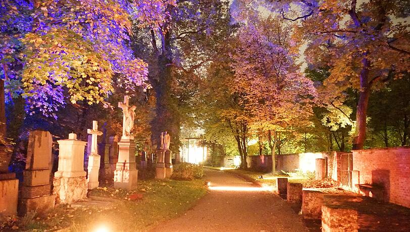 Sp präsentierte sich der Südfriedhof bei der Langen Nacht der Museen 2015. Sp präsentierte sich der Südfriedhof bei der Langen Nacht der Museen 2015.