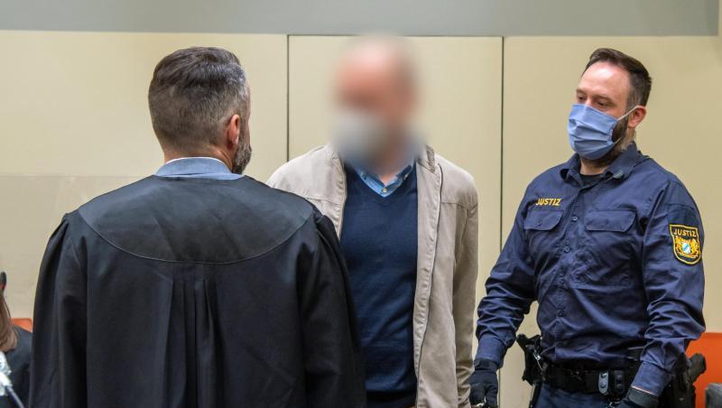 Der Angeklagte Mark S. (M) steht beim Prozess. Der Angeklagte Mark S. (M) steht beim Prozess.