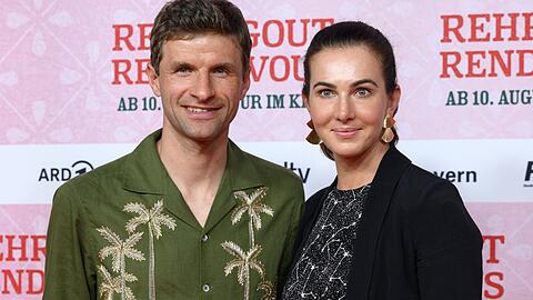 Thomas Müller und Ehefrau Lisa starten aktuell in neuen Positionen durch. Thomas Müller und Ehefrau Lisa starten aktuell in neuen Positionen durch.