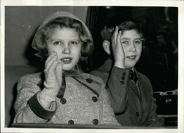 12. Dezember 1958. Prinz Charles und Prinzessin Anne brechen nach Sandringham auf. 12. Dezember 1958. Prinz Charles und Prinzessin Anne brechen nach Sandringham auf.
