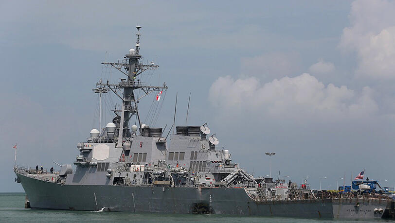 Der an seiner Backbordseite beschädigte US-amerikanischen Lenkwaffenzerstörer USS John S. McCain am Marinestützpunkt in Changi. Der an seiner Backbordseite beschädigte US-amerikanischen Lenkwaffenzerstörer USS John S. McCain am Marinestützpunkt in Changi.