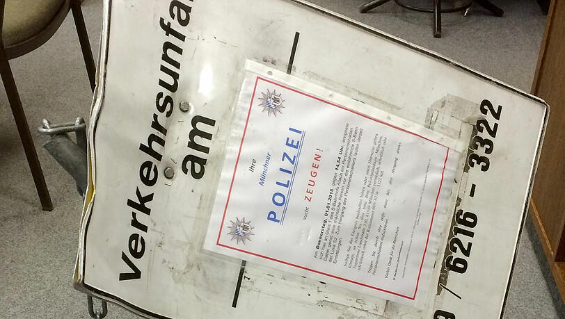 Unbekannte zerstörten diese Zeugenaufruftafel. Unbekannte zerstörten diese Zeugenaufruftafel.