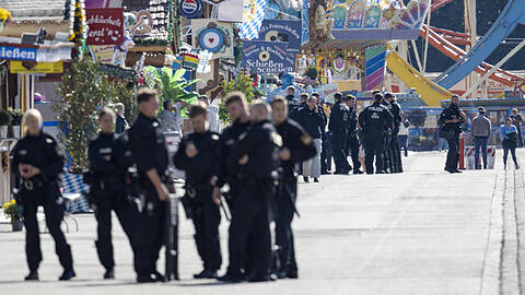 Wegen Bombenalarm gesperrt: Auf der Wiesn waren Polizisten statt Gästen unterwegs. Wegen Bombenalarm gesperrt: Auf der Wiesn waren Polizisten statt Gästen unterwegs.