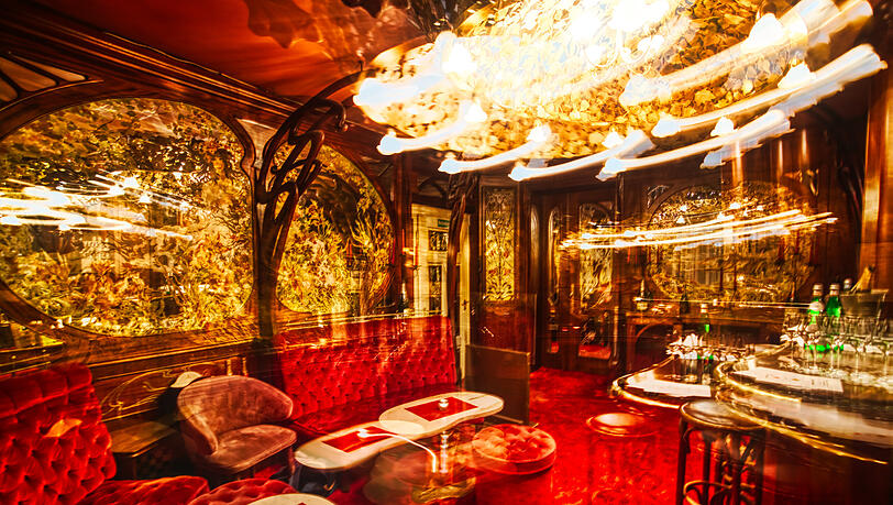 Der Salon Moet Chandon am St. Anna Platz mit seiner Belle Époque Bar, die jetzt wegen Kündigung aufgegeben werden muss. Michael von Hassel hat sie für die AZ fotografiert. Der Salon Moet Chandon am St. Anna Platz mit seiner Belle Époque Bar, die jetzt wegen Kündigung aufgegeben werden muss. Michael von Hassel hat sie für die AZ fotografiert.
