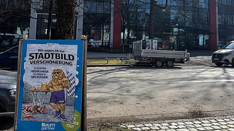 Ein Löwen-Wahlplakat – direkt vor der Bayern-Geschäftsstelle an der Säbener Straße. Ein Löwen-Wahlplakat – direkt vor der Bayern-Geschäftsstelle an der Säbener Straße.