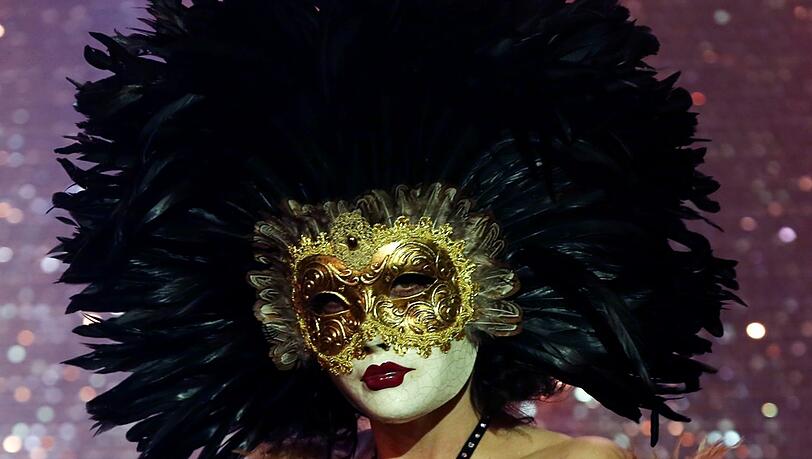 Was für ein Kostüm! Chichi Bowet bei ihrer Burlesque-Show. Was für ein Kostüm! Chichi Bowet bei ihrer Burlesque-Show.
