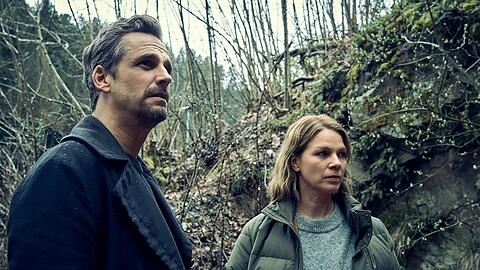 "Vogelfrei - Ein Schwarzwaldkrimi": Konrad Diener (Max von Thun) und Maris (Jessica Schwarz) suchen nach dem Versteck. "Vogelfrei - Ein Schwarzwaldkrimi": Konrad Diener (Max von Thun) und Maris (Jessica Schwarz) suchen nach dem Versteck.