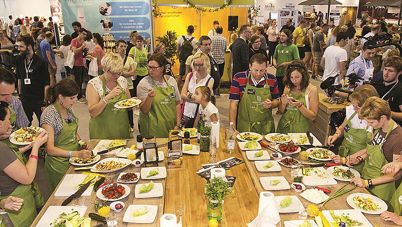 Kulinarische Begeisterung: Auf dem „Eat & Style“-Food Festival kann gemeinsam gekocht und natürlich gegessen werden. Kulinarische Begeisterung: Auf dem „Eat & Style“-Food Festival kann gemeinsam gekocht und natürlich gegessen werden.