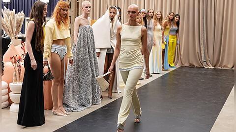 Anika beim Catwalk-Training backstage kurz vor der Fashionshow. Viele Kandidatinnen waren unzufrieden wegen unbequemer Schuhe oder schlecht sitzender Outfits. Anika beim Catwalk-Training backstage kurz vor der Fashionshow. Viele Kandidatinnen waren unzufrieden wegen unbequemer Schuhe oder schlecht sitzender Outfits.