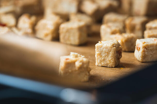 Naturtofu aus Sojabohnen schmeckt an und für sich erstmal nach wenig. Hier setzt ein Familienunternehmen aus dem Bayerischen Wald jetzt an. Naturtofu aus Sojabohnen schmeckt an und für sich erstmal nach wenig. Hier setzt ein Familienunternehmen aus dem Bayerischen Wald jetzt an.