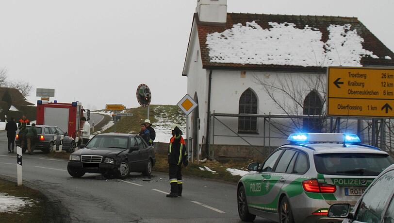 Da hat's gekracht: Die beiden Fahrzeuge mussten nach dem Unfall abgeschleppt werden. Da hat's gekracht: Die beiden Fahrzeuge mussten nach dem Unfall abgeschleppt werden.