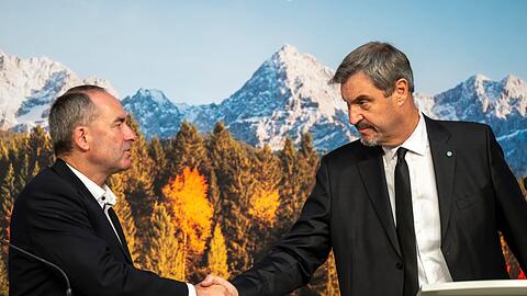Aiwanger und Söder - die beiden Parteichefs führen seit Jahren die Koalition von CSU und Freien Wählern in Bayern an. Nach den jüngsten Verlusten der CSU bei der Kommunalwahl ist das Verhältnis aber angespannt. (Archivbild) Aiwanger und Söder - die beiden Parteichefs führen seit Jahren die Koalition von CSU und Freien Wählern in Bayern an. Nach den jüngsten Verlusten der CSU bei der Kommunalwahl ist das Verhältnis aber angespannt. (Archivbild)
