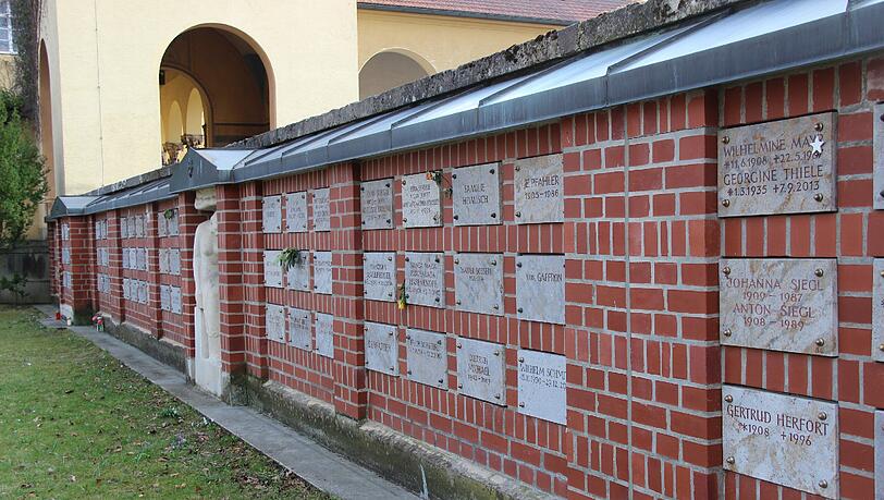 Neue Urnen-Nischen auf dem Waldfriedhof. Neue Urnen-Nischen auf dem Waldfriedhof.