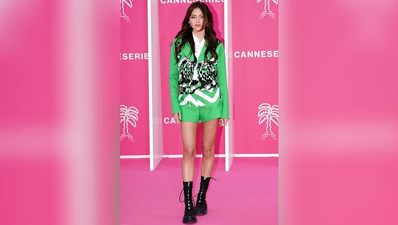 Leni Klum erschien auf dem pinken Teppich des Canneseries Festival.