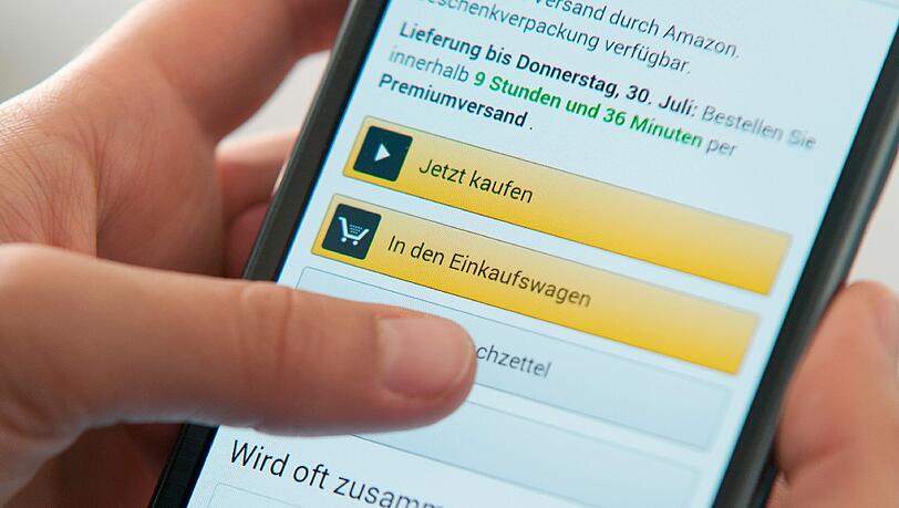 Mehr als ein Drittel der Online-Shopper benutzten 2015 mindestens einmal monatlich ihr Smartphone für Bestellungen. Foto: Sebastian Gollnow Mehr als ein Drittel der Online-Shopper benutzten 2015 mindestens einmal monatlich ihr Smartphone für Bestellungen. Foto: Sebastian Gollnow