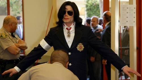 Für ihn ist es eine demütigende, zermürbende Prozedur. Beim Eintritt ins Gerichtsgebäude von Santa Barbara muss Michael Jackson sich vom Deputy abtasten lassen. Für ihn ist es eine demütigende, zermürbende Prozedur. Beim Eintritt ins Gerichtsgebäude von Santa Barbara muss Michael Jackson sich vom Deputy abtasten lassen.
