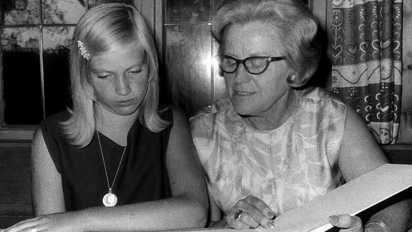 Auch damals wurde schon protestiert: Das Bild zeugt die SPD-Politikerin Käte Strobel im August 1969, als sie in Bad Wörishofen einer Schülerin den Sexualkunde-Atlas der Bundeszentrale für gesundheitliche Aufklärung übergibt. Das versetzte das konservative Deutschland in helle Aufregung. Auch damals wurde schon protestiert: Das Bild zeugt die SPD-Politikerin Käte Strobel im August 1969, als sie in Bad Wörishofen einer Schülerin den Sexualkunde-Atlas der Bundeszentrale für gesundheitliche Aufklärung übergibt. Das versetzte das konservative Deutschland in helle Aufregung.