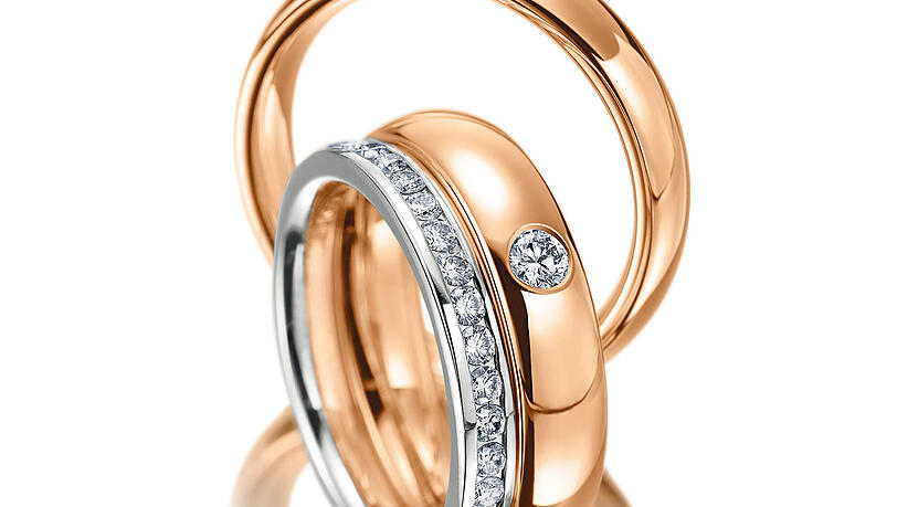 Ein Souvenir: weißgoldene Eheringe mit Memoire-Ring. Ein Souvenir: weißgoldene Eheringe mit Memoire-Ring.
