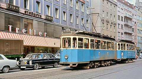 Linie 39 nach Kleinhadern, hier in der Bayerstraße: Die 64 D-Wagen, die den Krieg überstanden hatten, wurden Mitte der 1950er-Jahre grundlegend modernisiert. Die letzten zog man nach den Olympischen Spielen 1972 aus dem Verkehr. Linie 39 nach Kleinhadern, hier in der Bayerstraße: Die 64 D-Wagen, die den Krieg überstanden hatten, wurden Mitte der 1950er-Jahre grundlegend modernisiert. Die letzten zog man nach den Olympischen Spielen 1972 aus dem Verkehr.