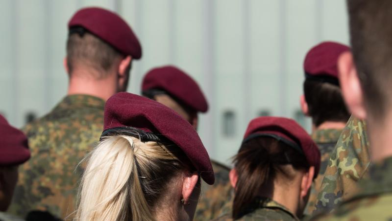Eine Soldatin des Kampfhubschrauberregiments 36 mit Zopf. Männern ist es bei der Bundeswehr nicht erlaubt einen Zopf zu tragen. Eine Soldatin des Kampfhubschrauberregiments 36 mit Zopf. Männern ist es bei der Bundeswehr nicht erlaubt einen Zopf zu tragen.