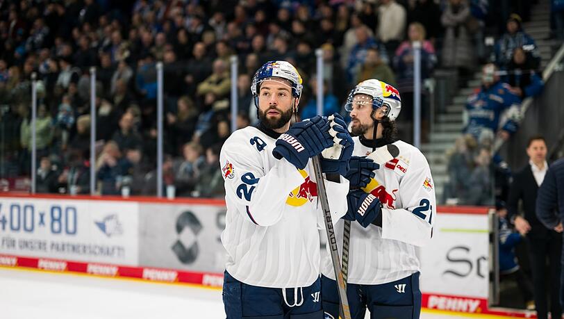 Die heftige Watschn von Schwenningen ist den EHC-Akteuren Andreas Eder (l.) und Nico Krämmer nach der Schlusssirene förmlich anzusehen. Die heftige Watschn von Schwenningen ist den EHC-Akteuren Andreas Eder (l.) und Nico Krämmer nach der Schlusssirene förmlich anzusehen.
