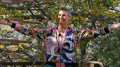 Sonja Zietlow begrüßte die 12 "Dschungel-Legenden" ohne ihren Kollegen Jan Köppen. Sonja Zietlow begrüßte die 12 "Dschungel-Legenden" ohne ihren Kollegen Jan Köppen.