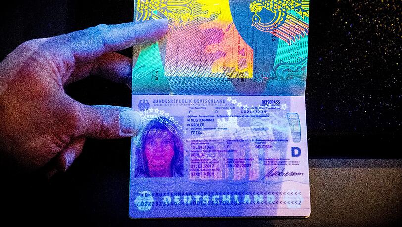 So sieht der neue Reisepass aus. Er ist mit zahlreichen Sicherheitsmerkmalen ausgerüstet. So sieht der neue Reisepass aus. Er ist mit zahlreichen Sicherheitsmerkmalen ausgerüstet.