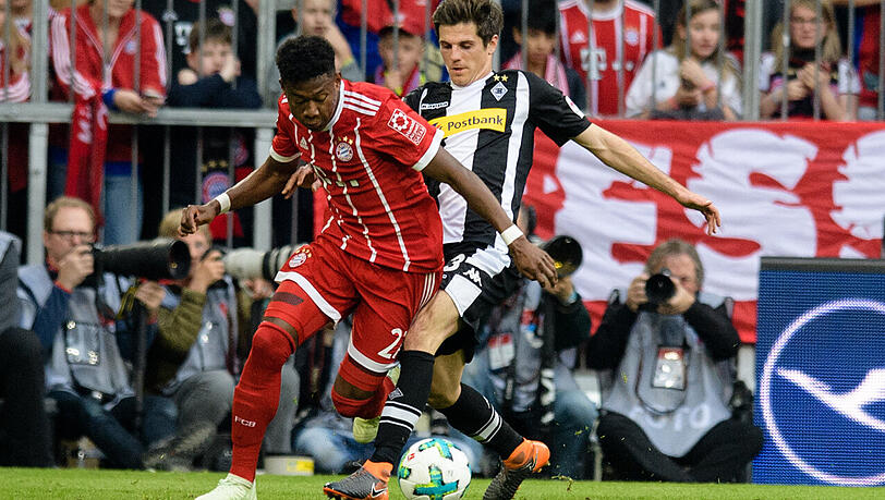 Bayern-Profi David Alaba (links) und der Gladbacher Jonas Hofmann im Zweikampf. Bayern-Profi David Alaba (links) und der Gladbacher Jonas Hofmann im Zweikampf.