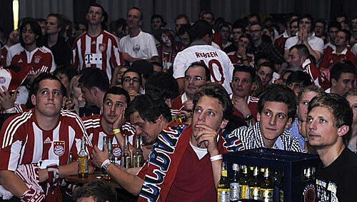 Fassungslosigkeit, betrübte Stimmung: Die Fans in der Schrannenhalle litten mit Fassungslosigkeit, betrübte Stimmung: Die Fans in der Schrannenhalle litten mit
