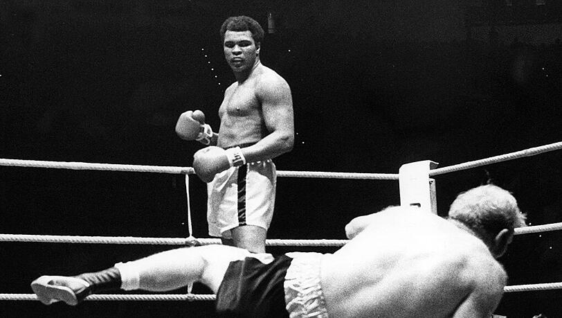Der Größte aller Zeiten: Muhammad Ali (stehend) 1976 in der Münchner Olympiahalle. Der Größte aller Zeiten: Muhammad Ali (stehend) 1976 in der Münchner Olympiahalle.