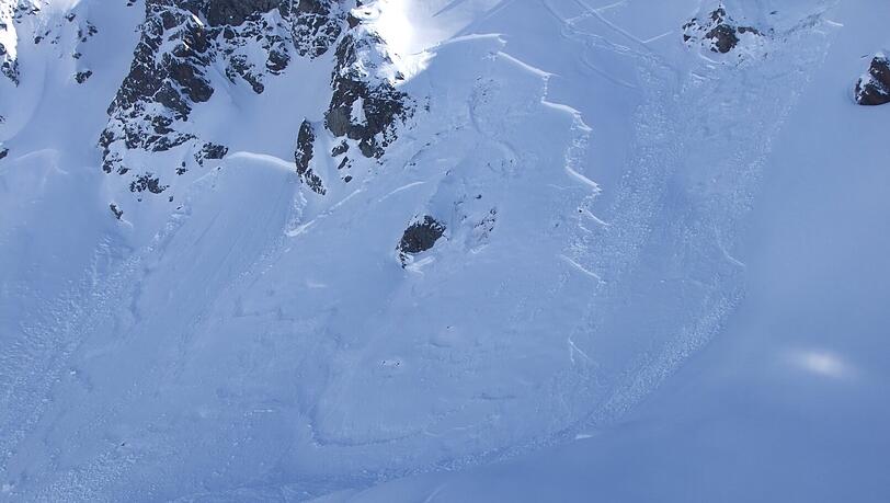 Majestätisch liegt der Berg in der aufgehenden Sonne: Dort, wo der Hang flacher wird, wurden die drei Männer unter der Lawine gefunden. Oben sieht man noch ihre Skispur. Majestätisch liegt der Berg in der aufgehenden Sonne: Dort, wo der Hang flacher wird, wurden die drei Männer unter der Lawine gefunden. Oben sieht man noch ihre Skispur.