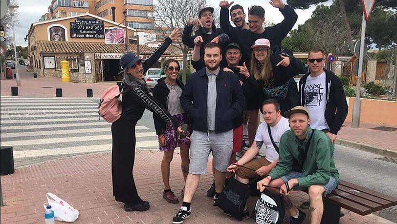 Neun Freunde fahren in der Urlaub - und nehmen einen völlig Fremden mit: Joe McGrath! Neun Freunde fahren in der Urlaub - und nehmen einen völlig Fremden mit: Joe McGrath!