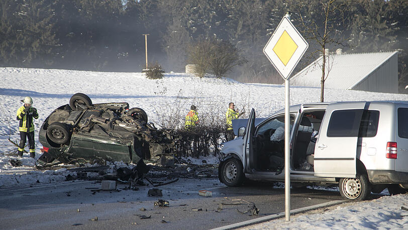 Beide Autos sind vollkommen zerstört, die Fahrer erlitten schwerste Verletzungen. Die Bilder vom Unfallort in Nußdorf. Beide Autos sind vollkommen zerstört, die Fahrer erlitten schwerste Verletzungen. Die Bilder vom Unfallort in Nußdorf.