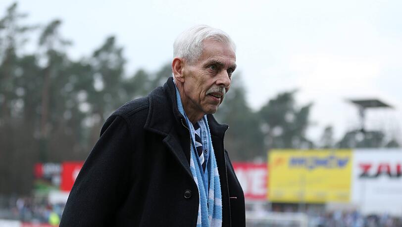 55 Prozent Dieter Schneider: Schneider ist für die Fans eine Identifikationsfigur, er opferte sich während seiner Amtszeit für den Klub auf – ohne Rücksicht auf seine Gesundheit. Er bewahrte den Klub vor der Insolvenz, fuhr jedes Wochenende zu mehreren Fanclubs. Schneider ist zudem finanziell unabhängig. 55 Prozent Dieter Schneider: Schneider ist für die Fans eine Identifikationsfigur, er opferte sich während seiner Amtszeit für den Klub auf – ohne Rücksicht auf seine Gesundheit. Er bewahrte den Klub vor der Insolvenz, fuhr jedes Wochenende zu mehreren Fanclubs. Schneider ist zudem finanziell unabhängig.