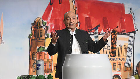 Django Asül spricht beim Maibock-Anstich 2026 im Festsaal des Hofbräuhauses. Django Asül spricht beim Maibock-Anstich 2026 im Festsaal des Hofbräuhauses.