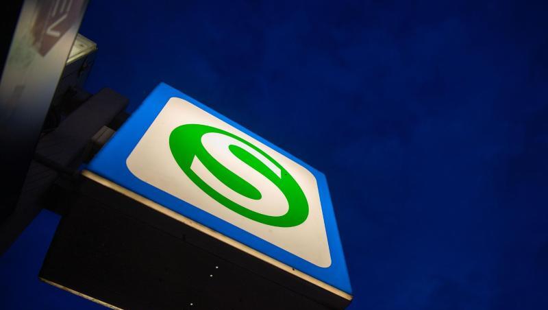 Ein S-Bahn-Schild hängt an der Station Hackerbrücke vor einem dunklen Morgenhimmel. Foto: Lino Mirgeler Ein S-Bahn-Schild hängt an der Station Hackerbrücke vor einem dunklen Morgenhimmel. Foto: Lino Mirgeler