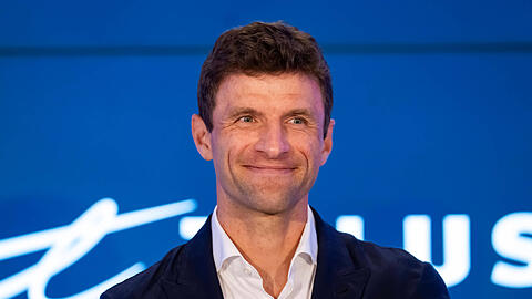 Thomas Müller freut sich über Besuch aus der Heimat. Thomas Müller freut sich über Besuch aus der Heimat.