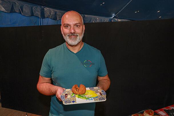 Tino Petralia holt in diesem Jahr sizilianische "Arancini" auf das Sommer-Tollwood. Tino Petralia holt in diesem Jahr sizilianische "Arancini" auf das Sommer-Tollwood.