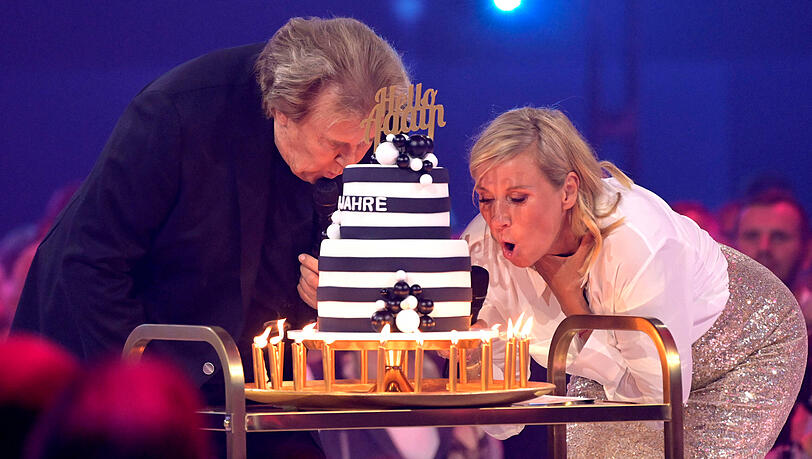 Howard Carpendale bekam von Andrea Kiewel eine Torte überreicht. Eine der Kerzen sollten ihm später noch zum Verhängnis werden. Howard Carpendale bekam von Andrea Kiewel eine Torte überreicht. Eine der Kerzen sollten ihm später noch zum Verhängnis werden.