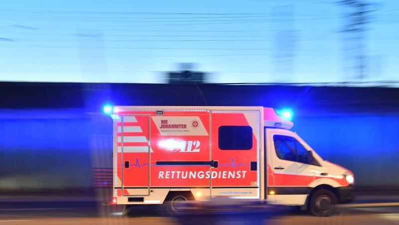 Ein Rettungswagen ist mit eingeschaltetem Blauchlicht im Einsatz. Foto: Boris Roessler/dpa Ein Rettungswagen ist mit eingeschaltetem Blauchlicht im Einsatz. Foto: Boris Roessler/dpa