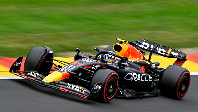 Der Mexikaner Sergio Perez steuert seinen Red-Bull-Boliden über die Strecke. Der Mexikaner Sergio Perez steuert seinen Red-Bull-Boliden über die Strecke.