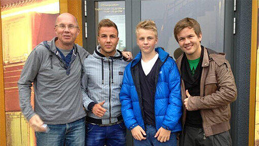 Die Männer der Familie Götze (r.-l.): Vater Jürgen Götze, Mario Götze, Felix Götze und Fabian Götze. Die Männer der Familie Götze (r.-l.): Vater Jürgen Götze, Mario Götze, Felix Götze und Fabian Götze.