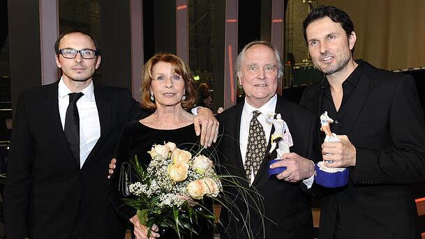 Senta Berger mit Sohn Luca (links), ihrem verstorbenen Ehemann Michael Verhoeven und Sohn Simon (rechts). Senta Berger mit Sohn Luca (links), ihrem verstorbenen Ehemann Michael Verhoeven und Sohn Simon (rechts).