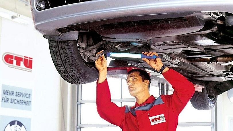 Das passt zu Buchstabe H - wie HU/AU: Prüforganisationen wie die GTÜ untersuchen den technischen Zustand des Autos. Das passt zu Buchstabe H - wie HU/AU: Prüforganisationen wie die GTÜ untersuchen den technischen Zustand des Autos.