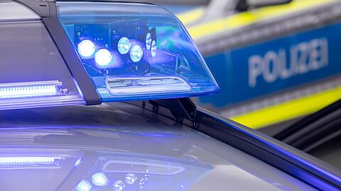 Ein 21-jähriger Schweizer ist am Samstag in der Wasserburger Landstraße mit seinem Mercedes von der Fahrbahn abgekommen und hat fünf parkende Autos beschädigt (Symbolbild). Ein 21-jähriger Schweizer ist am Samstag in der Wasserburger Landstraße mit seinem Mercedes von der Fahrbahn abgekommen und hat fünf parkende Autos beschädigt (Symbolbild).