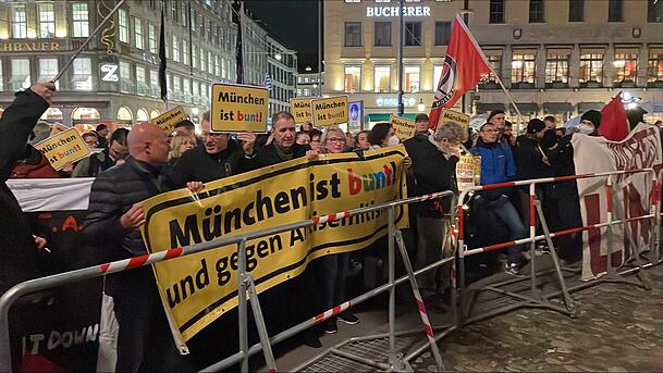Vor der Oper zeigten sich auch die Gegendemonstranten. Vor der Oper zeigten sich auch die Gegendemonstranten.