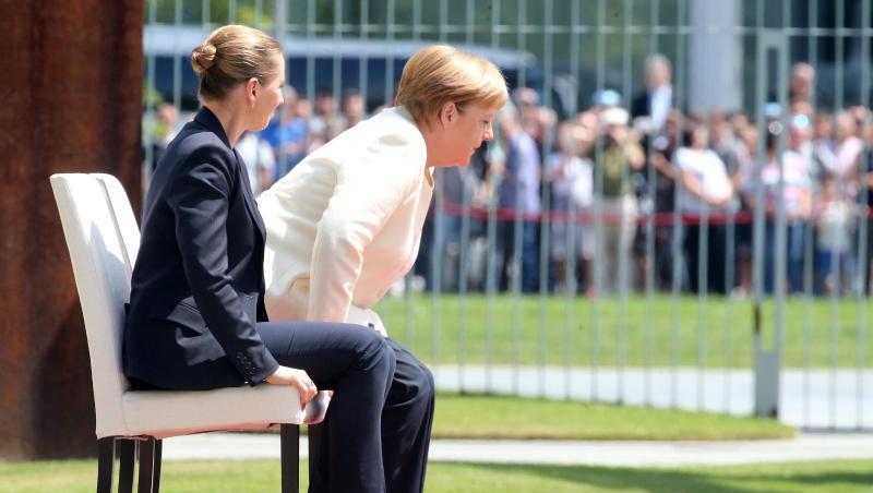 In sitzender Position verfolgen Angela Merkel und die dänische Ministerpräsidentin Mette Frederiksen das Abspielen der Nationalhymnen.