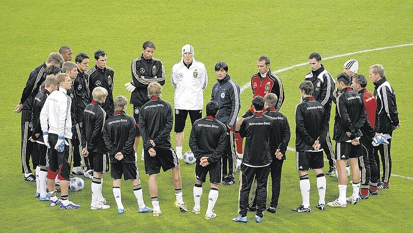 Besprechung im großen Kreis: Bundestrainer Joachim Löw schwört seine Spieler auf die WM 2010 in Südafrika ein. Besprechung im großen Kreis: Bundestrainer Joachim Löw schwört seine Spieler auf die WM 2010 in Südafrika ein.